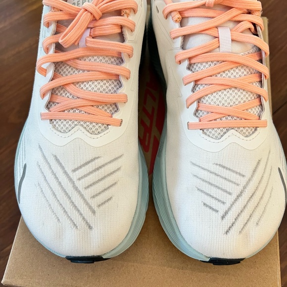 Altra White and Pink Athletic Shoes for Ultimate Performance EUC - Picture 6 of 10